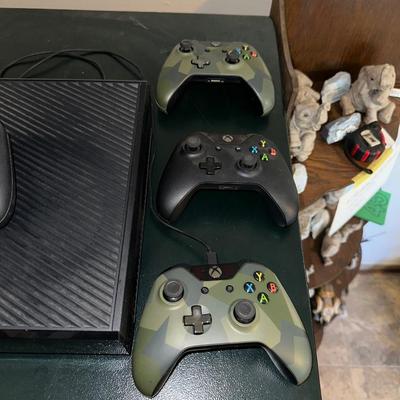 XBOX ONE CONSOLE W/2 WIRELESS AND 2 WIRED CONTROLS
