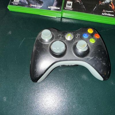XBOX ONE CALL OF DUTY GAME AND 2 WIRELESS REMOTES