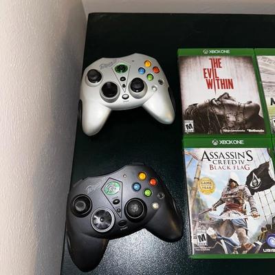 4 XBOX ONE GAMES, 2 WIRELESS REMOTES AND HEADPHONES