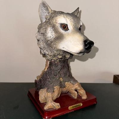2 RESIN STATUES
