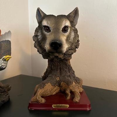 2 RESIN STATUES