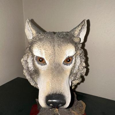 2 RESIN STATUES