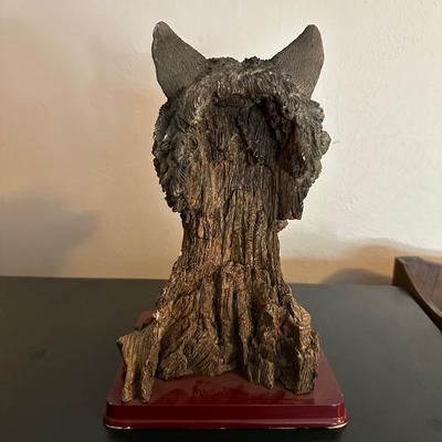 2 RESIN STATUES