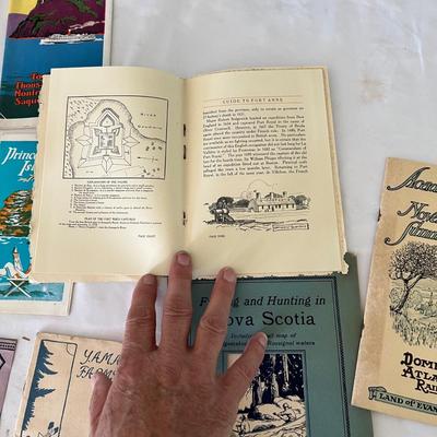 Canada - Vintage Travel Guides Plus Postcards (LR-RG)
