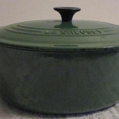 Le Creuset dutch oven pan, oval with lid