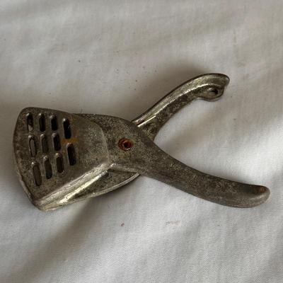 Aluminum Cone Sieve, Wooden Pestle, and Metal Lemon Squeezer (PB-DZ)