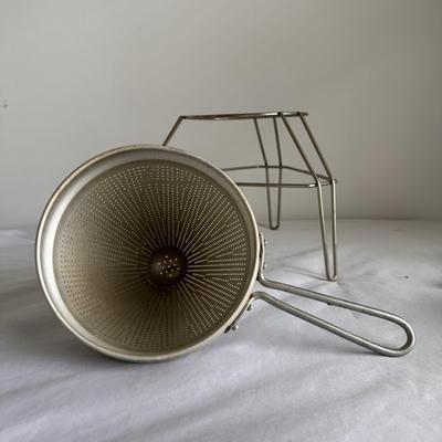 Aluminum Cone Sieve, Wooden Pestle, and Metal Lemon Squeezer (PB-DZ)