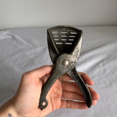 Aluminum Cone Sieve, Wooden Pestle, and Metal Lemon Squeezer (PB-DZ)