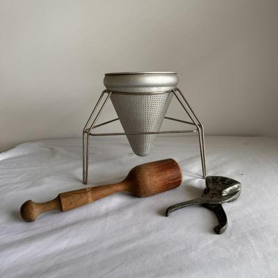 Aluminum Cone Sieve, Wooden Pestle, and Metal Lemon Squeezer (PB-DZ)