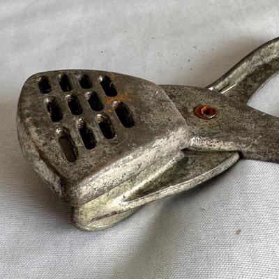 Aluminum Cone Sieve, Wooden Pestle, and Metal Lemon Squeezer (PB-DZ)