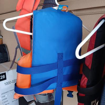4 YOUTH LIFE VESTS AND A LARGE DOG LIFE VEST
