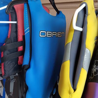 4 YOUTH LIFE VESTS AND A LARGE DOG LIFE VEST