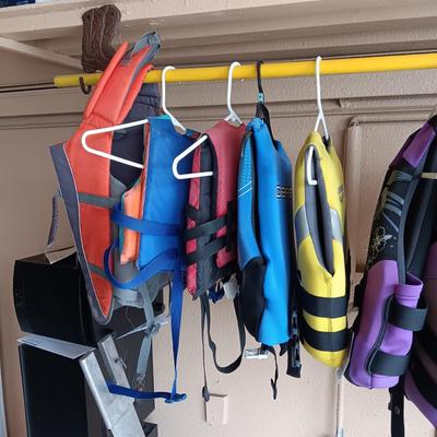 4 YOUTH LIFE VESTS AND A LARGE DOG LIFE VEST
