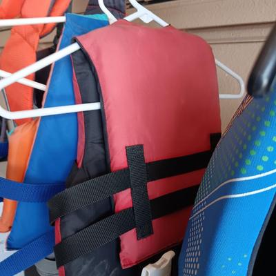 4 YOUTH LIFE VESTS AND A LARGE DOG LIFE VEST