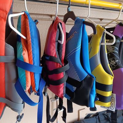 4 YOUTH LIFE VESTS AND A LARGE DOG LIFE VEST