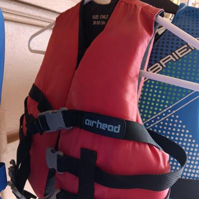 4 YOUTH LIFE VESTS AND A LARGE DOG LIFE VEST