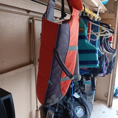 4 YOUTH LIFE VESTS AND A LARGE DOG LIFE VEST