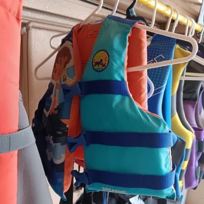 4 YOUTH LIFE VESTS AND A LARGE DOG LIFE VEST
