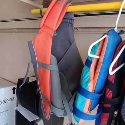 4 YOUTH LIFE VESTS AND A LARGE DOG LIFE VEST