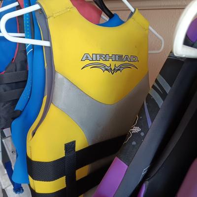 4 YOUTH LIFE VESTS AND A LARGE DOG LIFE VEST
