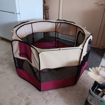SMALL DOG/PUPPY PLAY PEN PLUS DOG COLLARS & LEASHES