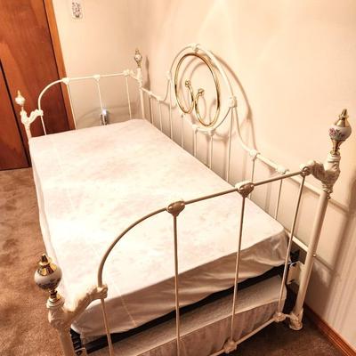 Lot #305 White Day/Trundle Bed