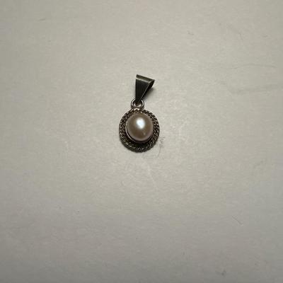 Pearl pendant- not stamped