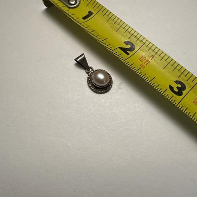 Pearl pendant- not stamped