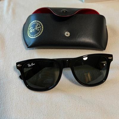 Ray Ban Sunglasses w Case