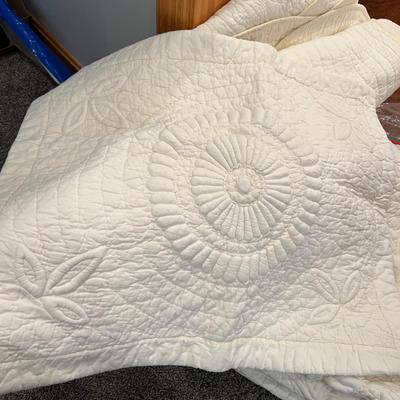 Lot Bed Linens - 2 Home Classics Comforters w 3 Pillow Covers