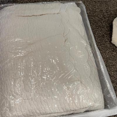 Lot Bed Linens - 2 Home Classics Comforters w 3 Pillow Covers