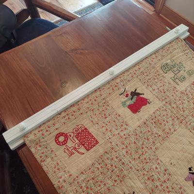 Three Little Pigs Quilt w/ Display Bar (P-BBL)