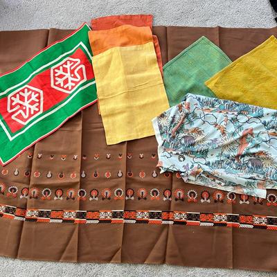 Lot Vintage MCM Fabric, Embroidery, Placemats