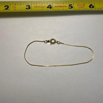 Vintage gold tone dainty bracelet