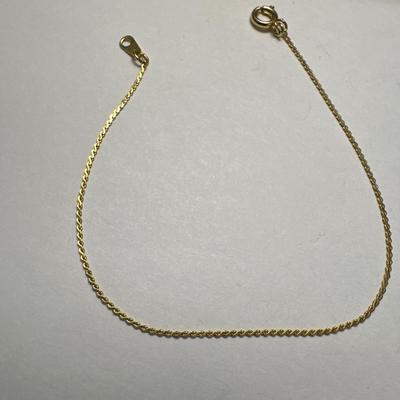 Vintage gold tone dainty bracelet