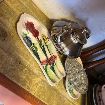 Lot 307 Shelf of metal ware & other