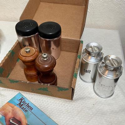 Lot 329 Lot of Kitchen items