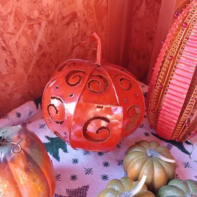 4 METAL PUMPKINS