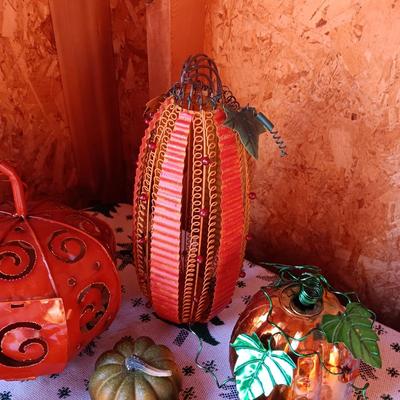 4 METAL PUMPKINS