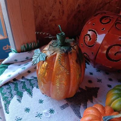 4 METAL PUMPKINS