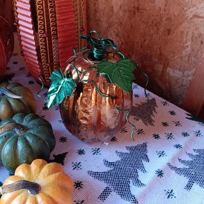 4 METAL PUMPKINS