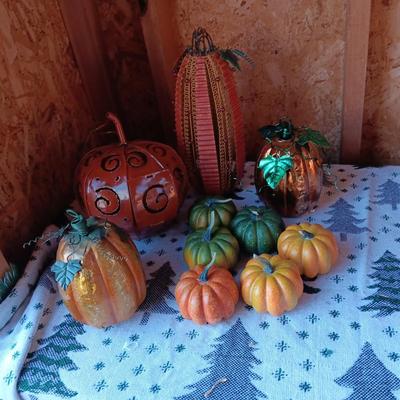 4 METAL PUMPKINS