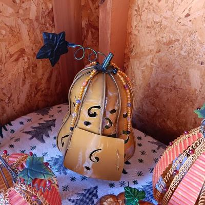 4 METAL PUMPKINS