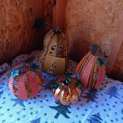 4 METAL PUMPKINS