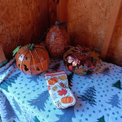 3 METAL PUMPKINS AND A OVEN MIT