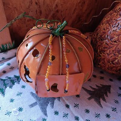 3 METAL PUMPKINS AND A OVEN MIT