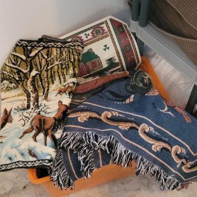 Miscellaneous bedding and linens