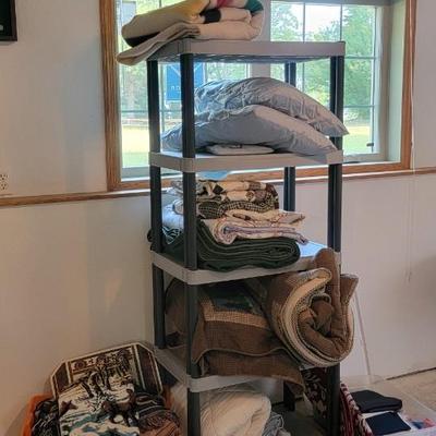 Miscellaneous bedding and linens