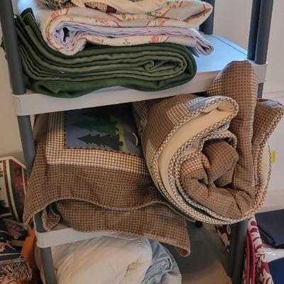 Miscellaneous bedding and linens