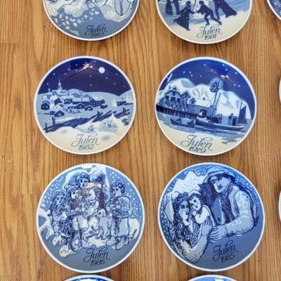 Lot of 19 collector plates